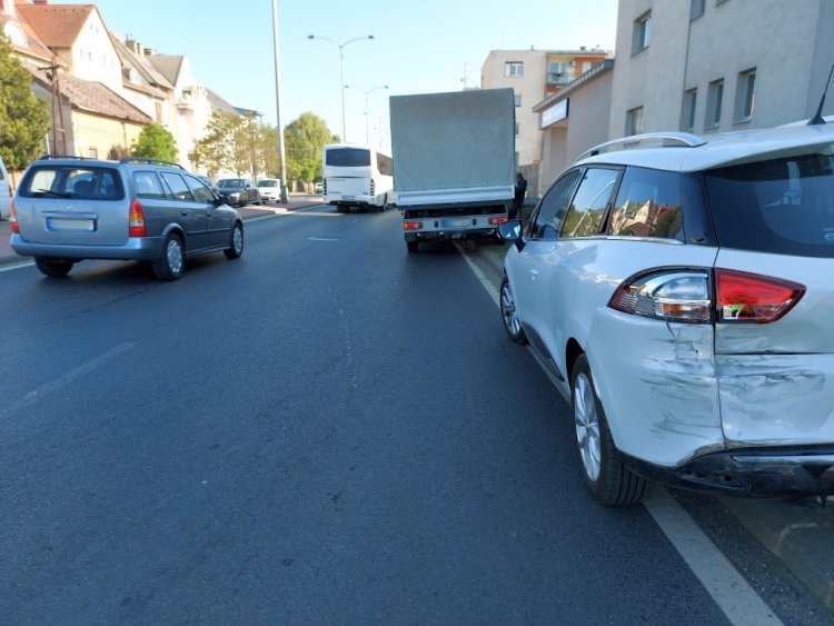 Két autó ütközött a Mező utca és a Bethlen Gábor utca kereszteződésében