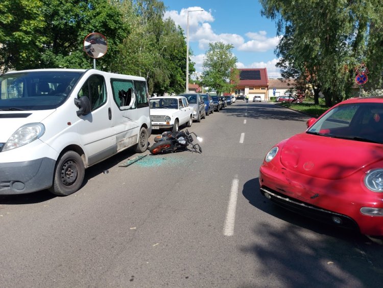 Motor és autó ütközött a Sarkantyú utcán, a motoros egy ott parkoló autónak is nekicsúszott