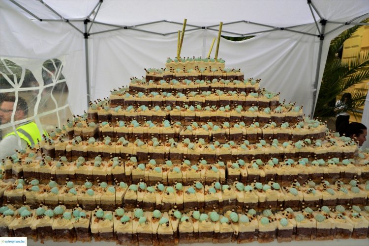 3 ezer szeletből állt az idei várostorta - A sipkaysok készítették az almás finomságot