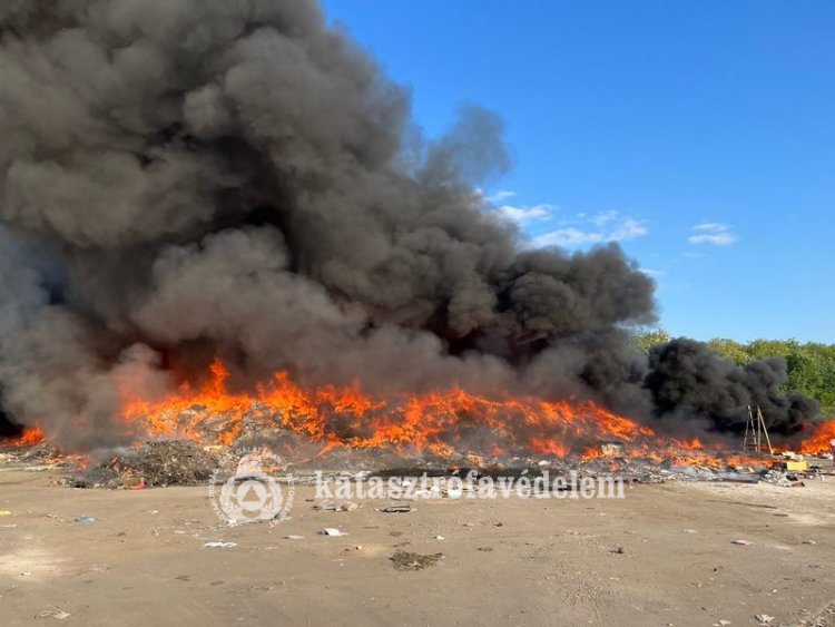 Hulladékkezelő üzem területén keletkezett tűz Nyíregyházán kedd délután