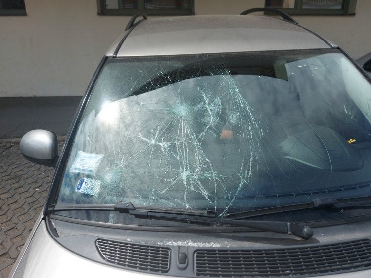 Megrongálták egy autó szélvédőjét a kórház melletti parkolóban