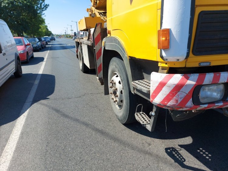 Teherautó és személygépkocsi ütközött a Debreceni úton, szabálytalan sávváltás okozta a balesetet