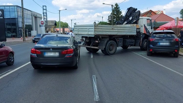 Hirtelen fékezésre késztetett egy teherautót egy személykocsi, ami bevágott elé a Debreceni úton, többen összeütköztek