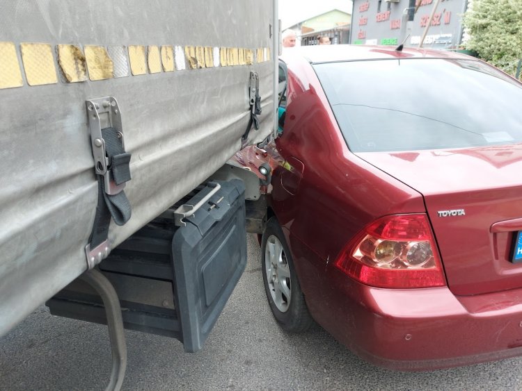 Egy kamion és autó ütközött össze az Orosi úton