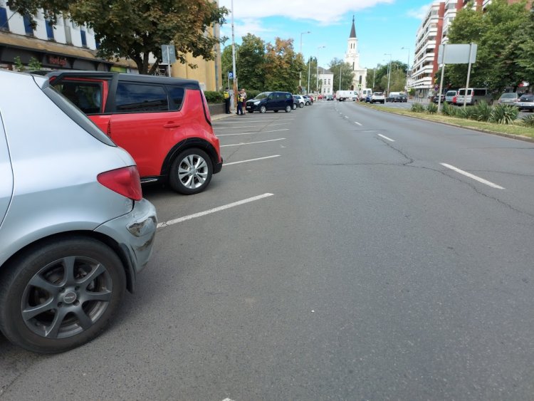 A Zrínyi Ilona utcánál történt koccanásos baleset a parkolóknál