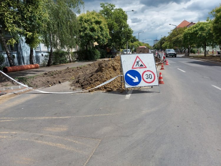 A Széchenyi utcánál forgalomkorlátozás van érvényben, egy sávon halad a forgalom