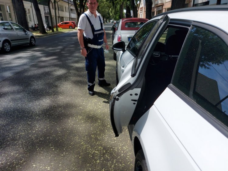 Hétfőn a Dózsa György utcánál egy autó elsodorta egy másik, parkoló autó nyitott ajtaját