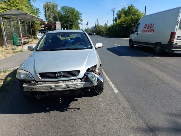 Figyelmen kívül hagyta egy autós a stoptáblát, balesetet okozott