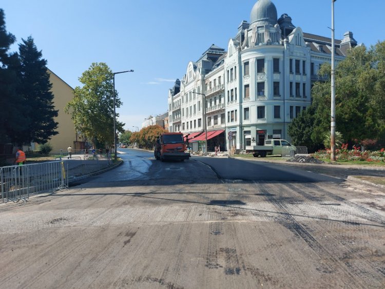 A Széchenyi utcán megkezdődtek az aszfaltozási munkálatok teljes útlezárás mellett