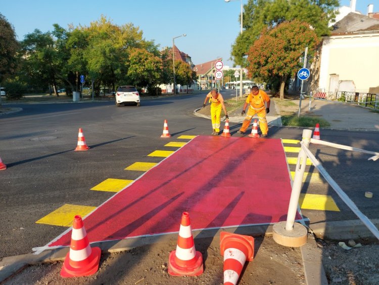 A Széchenyi utcán megkezdődött a burkolati jelek festése