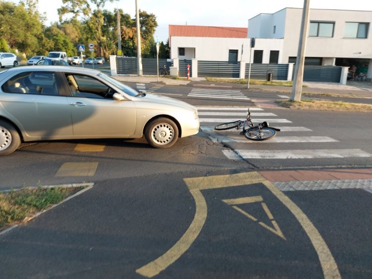 A Szegfű utcai körforgalomban egy kerékpáros ütközött egy személyautóval