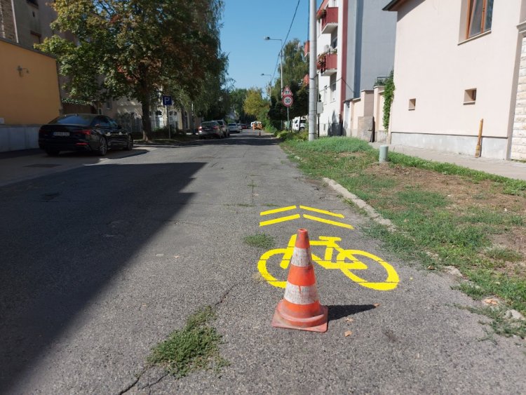 A Malom utcán a kerékpárosok biztonsága érdekében a páratlan oldalra helyezték át a kerékpársávot