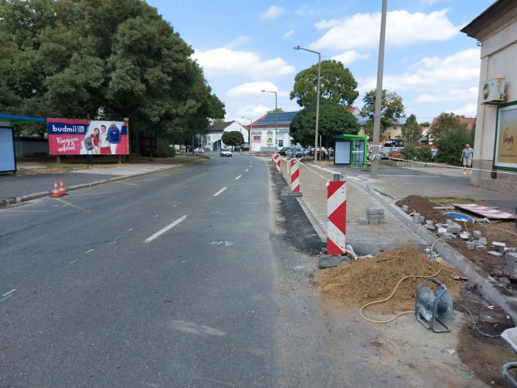 Megkezdődött a felújítás és a szegélykövek bontása a Hatzel téren a Debreceni útnál