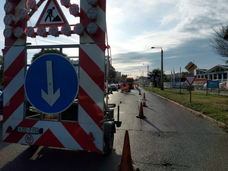 Elkezdték az útfelmarást a Rákóczi utcán, a kátyúzási és felújítási munkálatokat a Magyar Közút végzi