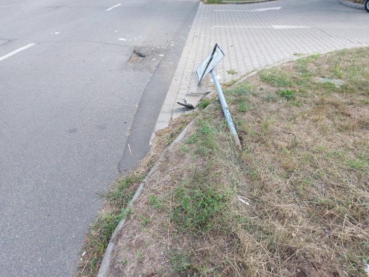 Hétfőn délután egy KRESZ-táblát tört ki egy autós a Honvéd utca végén