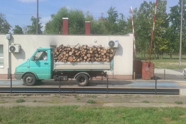 Túlsúlyos járműszerelvényt szűrtek ki a forgalomból a Szabolcs megyei rendőrök