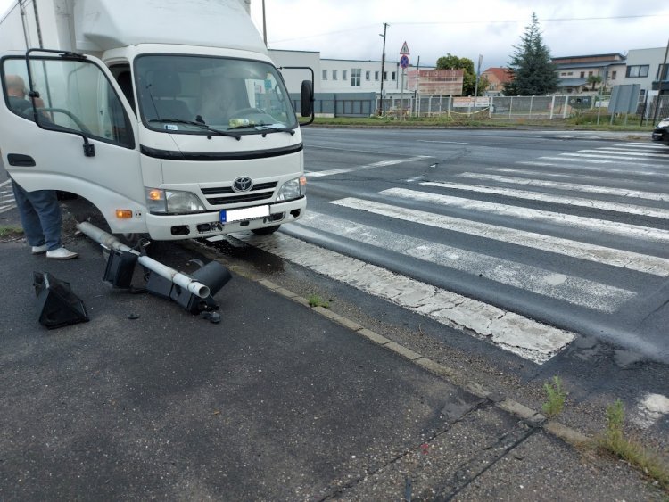 Kiütött egy jelzőlámpát egy kisteherautó a Debreceni úton