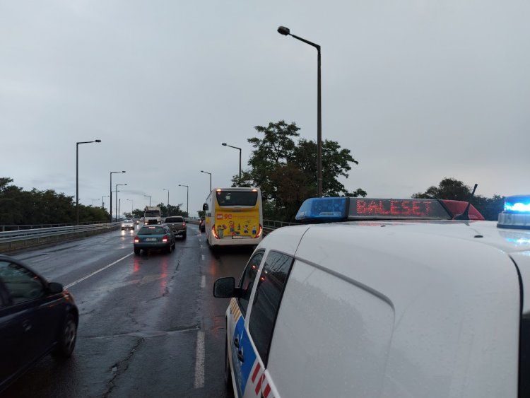 A Tiszavasvári úti felüljárónál egy autóbusz és egy személyautó ütközött össze