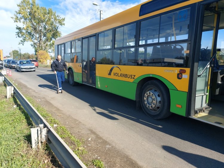 A Tokaji úton egy autóbusz és egy személyautó ütközött, amely vezetője elhajtott a helyszínről