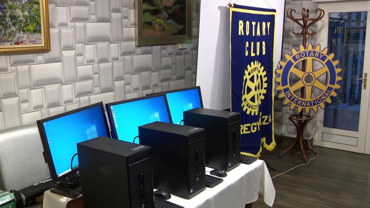 Adomány – A Rotary Club 20 asztali számítógépet adományozott