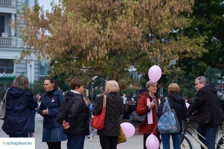 Hit a betegek mellett – Városi séta a mellrák ellen