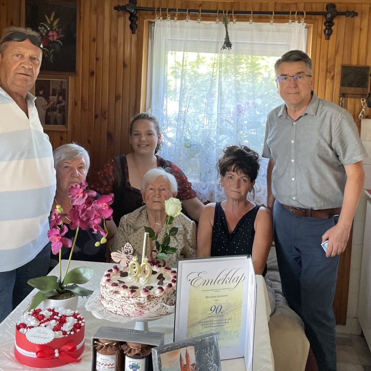 Brezina Jánosnét, városunk szépkorú polgárát 90. születésnapja alkalmából köszöntötték