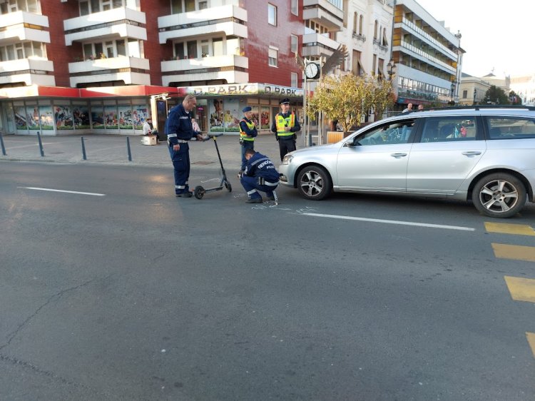 Vasárnap este egy roller és egy személyautó ütközött össze a Zrínyi Ilona utcán