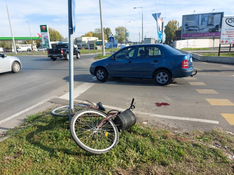 Kerékpáros és személyautó ütközött a Kállói úti körforgalomban