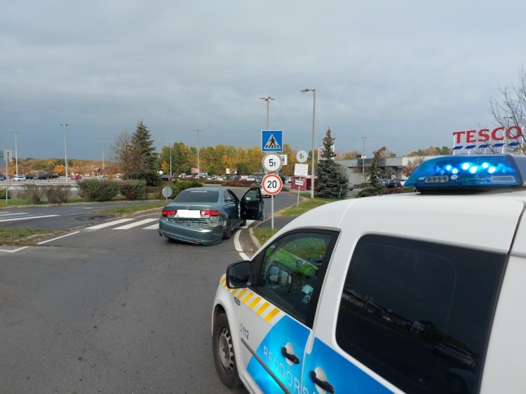 A Kosbor utcán, a körforgalomban ütközött két autós