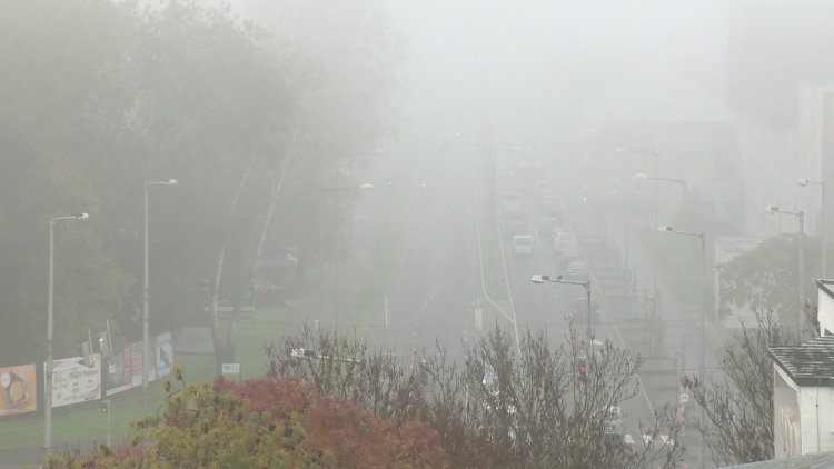 Elsőfokú figyelmeztetést adott ki az Országos Meteorológiai Szolgálat a tartós, sűrű köd miatt
