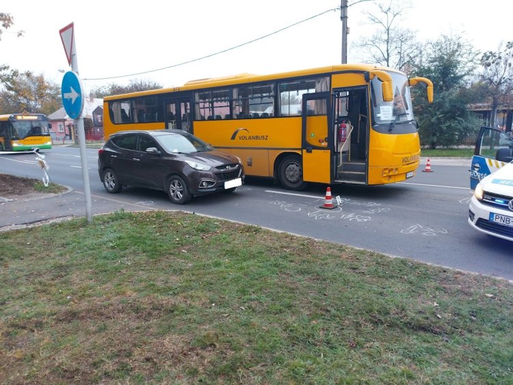 Egy busz takarásából kilépő gyalogost ütött el egy autós a Rákóczi utcán