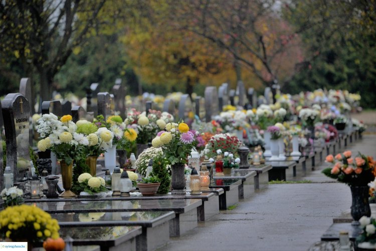 Elhunyt szeretteinkre emlékezünk! Mécsesek ezrei az Északi temetőben!
