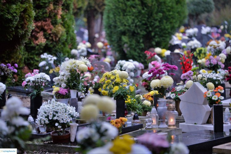 Már hétfőn is kigyúltak az emlékezés fényei az Északi temetőben