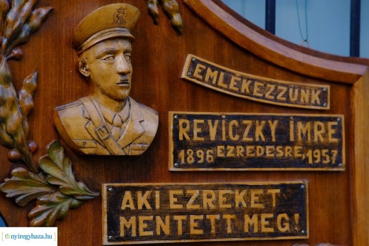 Reviczky Imrére emlékeztek – Koszorúkat helyeztek el a posztumusz vezérőrnagy táblájánál