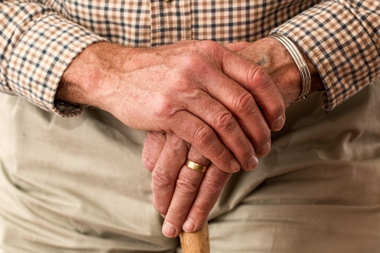 Jó hír az időseknek! A héten érkezik a megemelt nyugdíj és a nyugdíjprémium