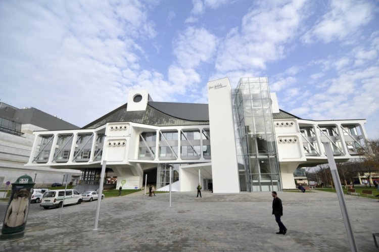 Bezárások – A Váci Mihály Kulturális Központ főépülete is felfüggeszti működését