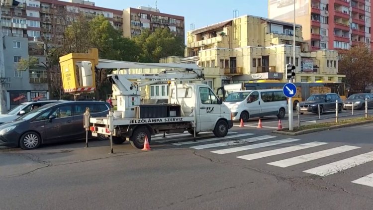 A jelzőlámpák karbantartását végezték a Magyar Közút munkatársai a Rákóczi utcánál