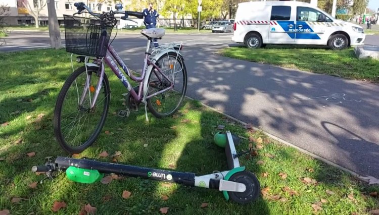 A Korányi Frigyes utcai körforgalomnál egy hátrahagyott, fekvő rollerben esett el egy kerékpáros