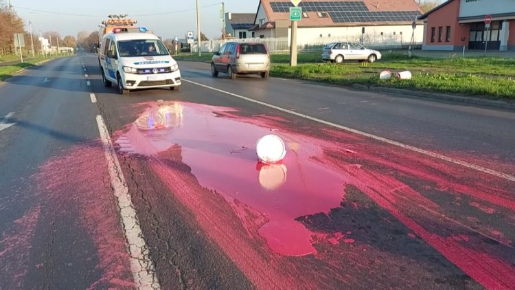 Hatvanliternyi piros festék került a 4-es számú főútvonalra, a Pazonyi út és a Törzs utca kereszteződésében