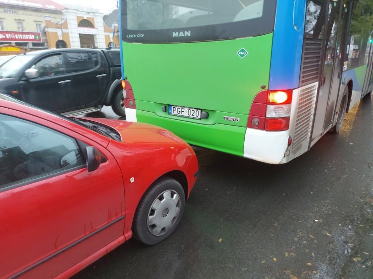 Busznak ütközött egy autó a péntek reggeli csúcsforgalomban a Szent István utcán