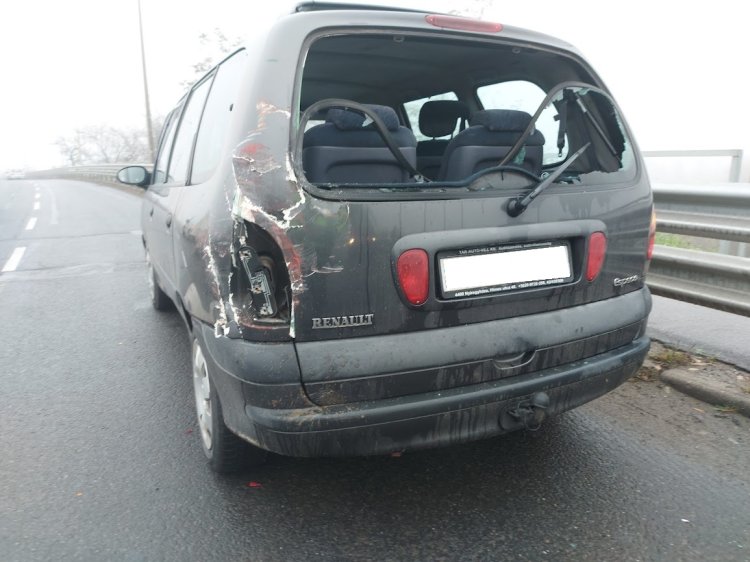 Egy műszaki hiba miatt álló, várakozó autónak hajtott egy teherautó a Tiszavasvári úti felüljárón