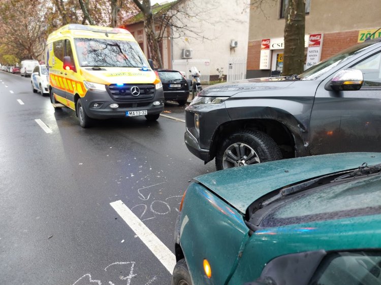 Baleset történt a Vasvári Pál utcán, egy személyt kórházba szállítottak