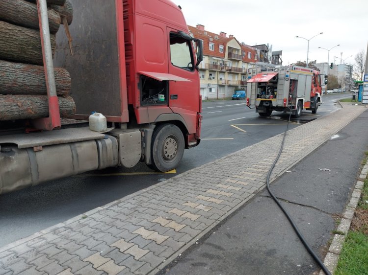 A Mező utcán egy rönkfát szállító teherautó fékberendezése meghibásodott, amelyet a jármű vezetője kezdett el oltani