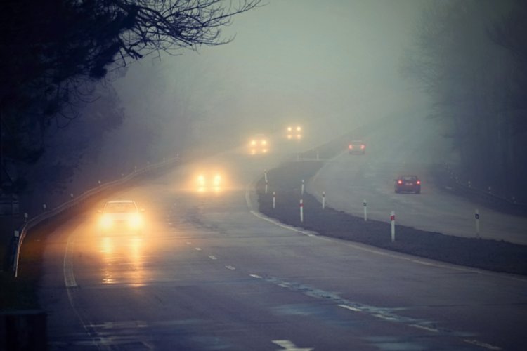 Vezessen óvatosan! Köd és ónos szitálás nehezíti ma a közlekedést