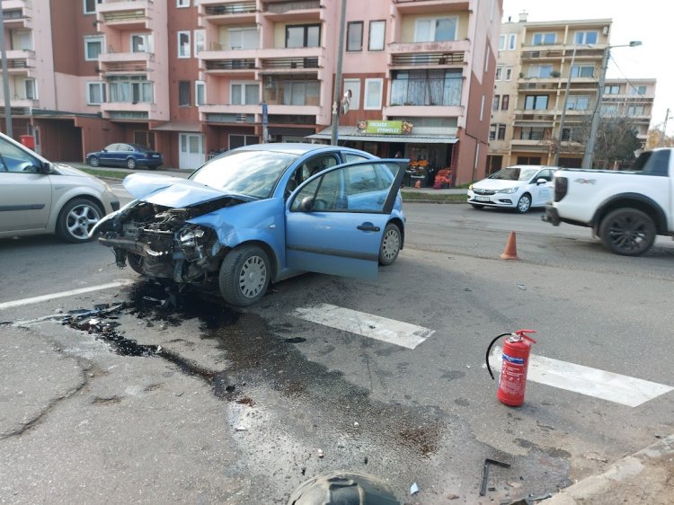 Nagy erővel ütközött össze két autó a Hímes–Stadion–Vasvári Pál utca kereszteződésében
