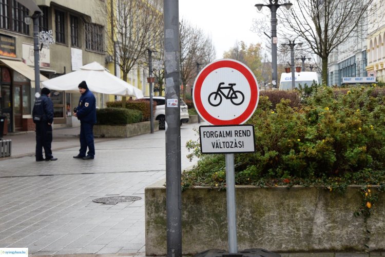 Kerékpárral tilos behajtani a Kossuth térre – Ideiglenes forgalmirend-változás a belvárosban