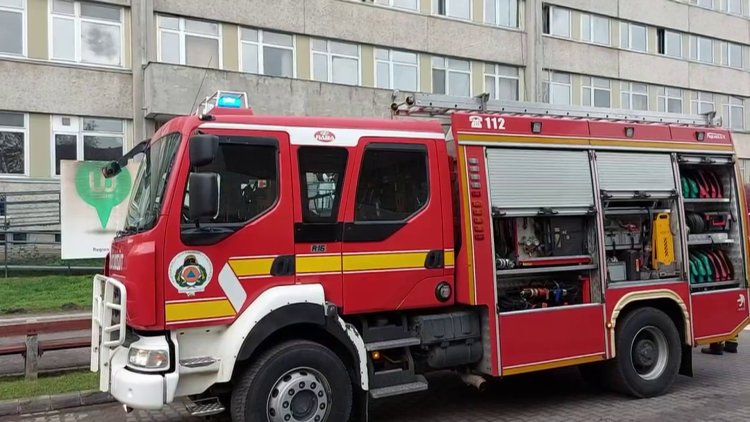 Füstjelzés miatt érkeztek a kórházhoz a tűzoltók