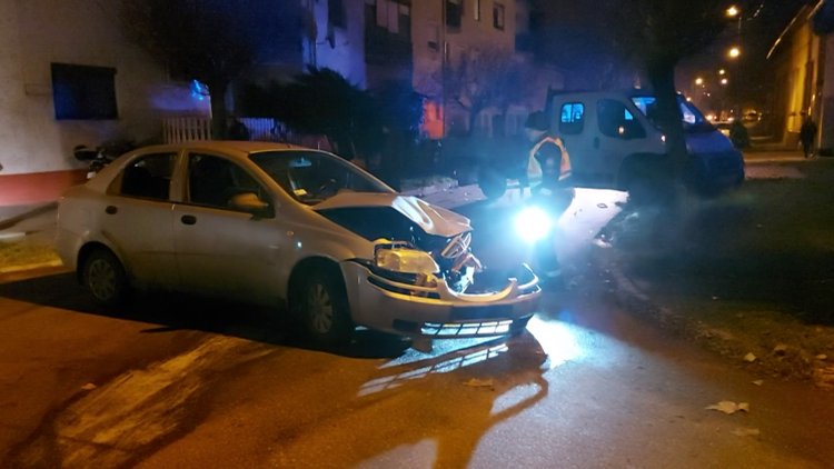 Egy kisteherautó és egy személyautó ütközött a Kiss Ernő utcánál 