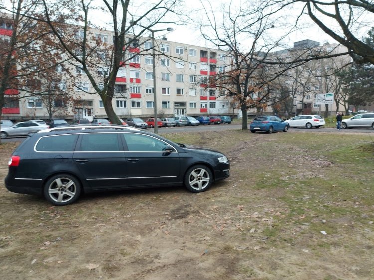 Tilos a parkosított területeken parkolni, ez nagy problémát okoz a város több pontján