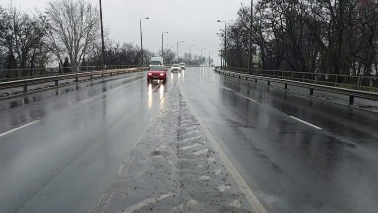 Körültekintőbben vezessenek a járművezetők a télies útviszonyoknak és az esős időjárásnak megfelelően